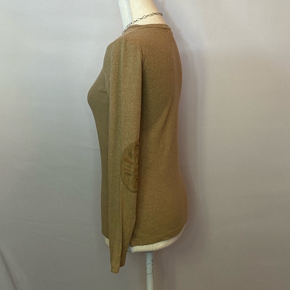 Tops/T-Shirts/Tanks👚 - 2 for $15 or 3 for $20 (Mix & Match) - Picture 3 of 5